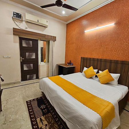 Krishna'S Land Hotell Vrindāvan Exteriör bild