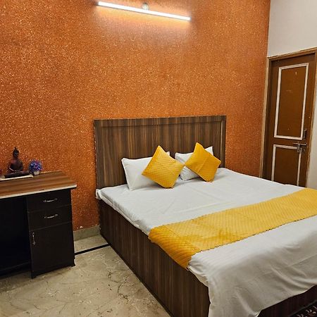 Krishna'S Land Hotell Vrindāvan Exteriör bild