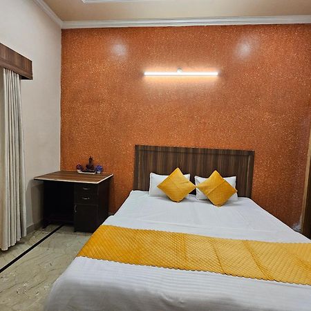Krishna'S Land Hotell Vrindāvan Exteriör bild