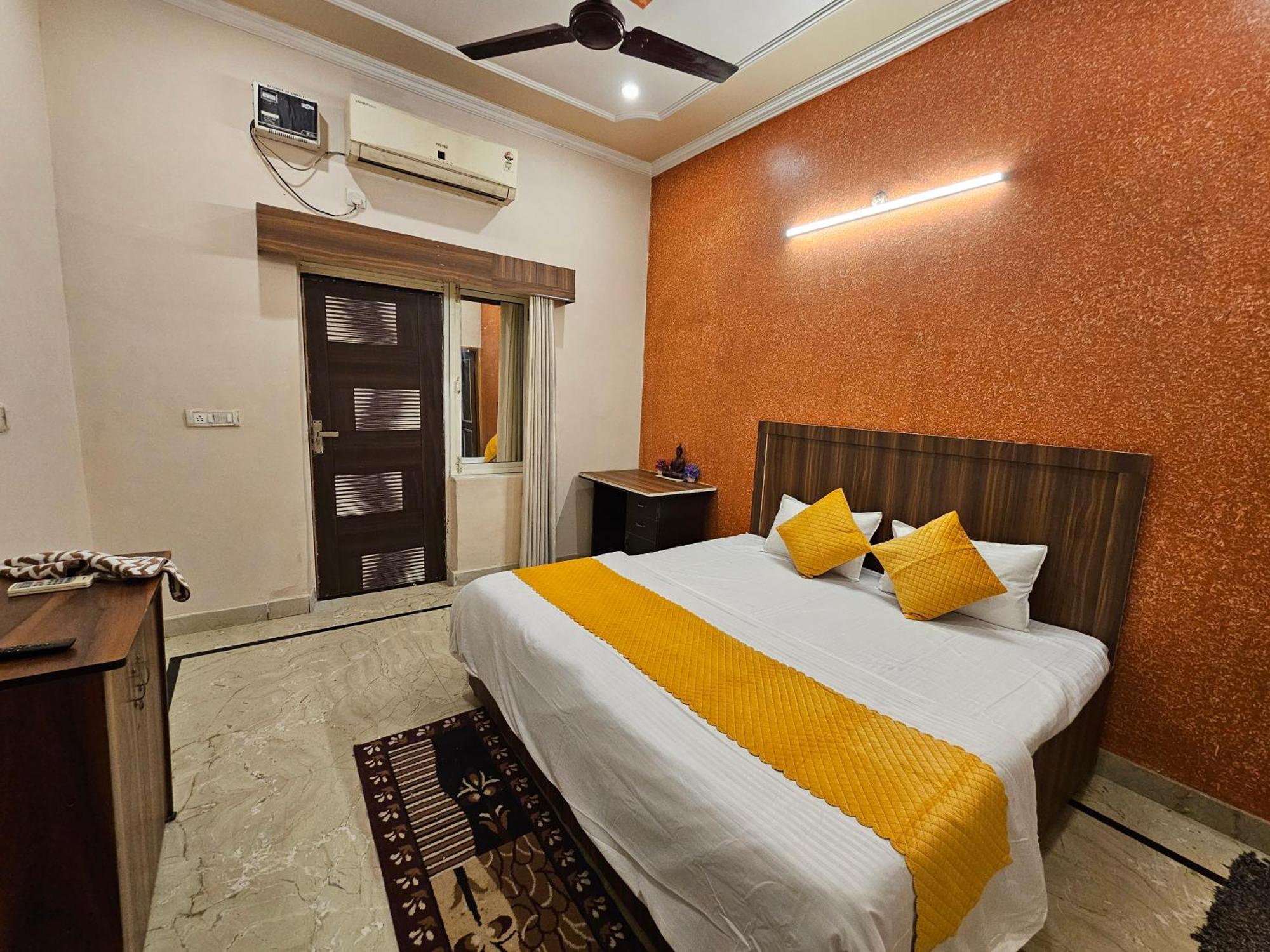 Krishna'S Land Hotell Vrindāvan Exteriör bild