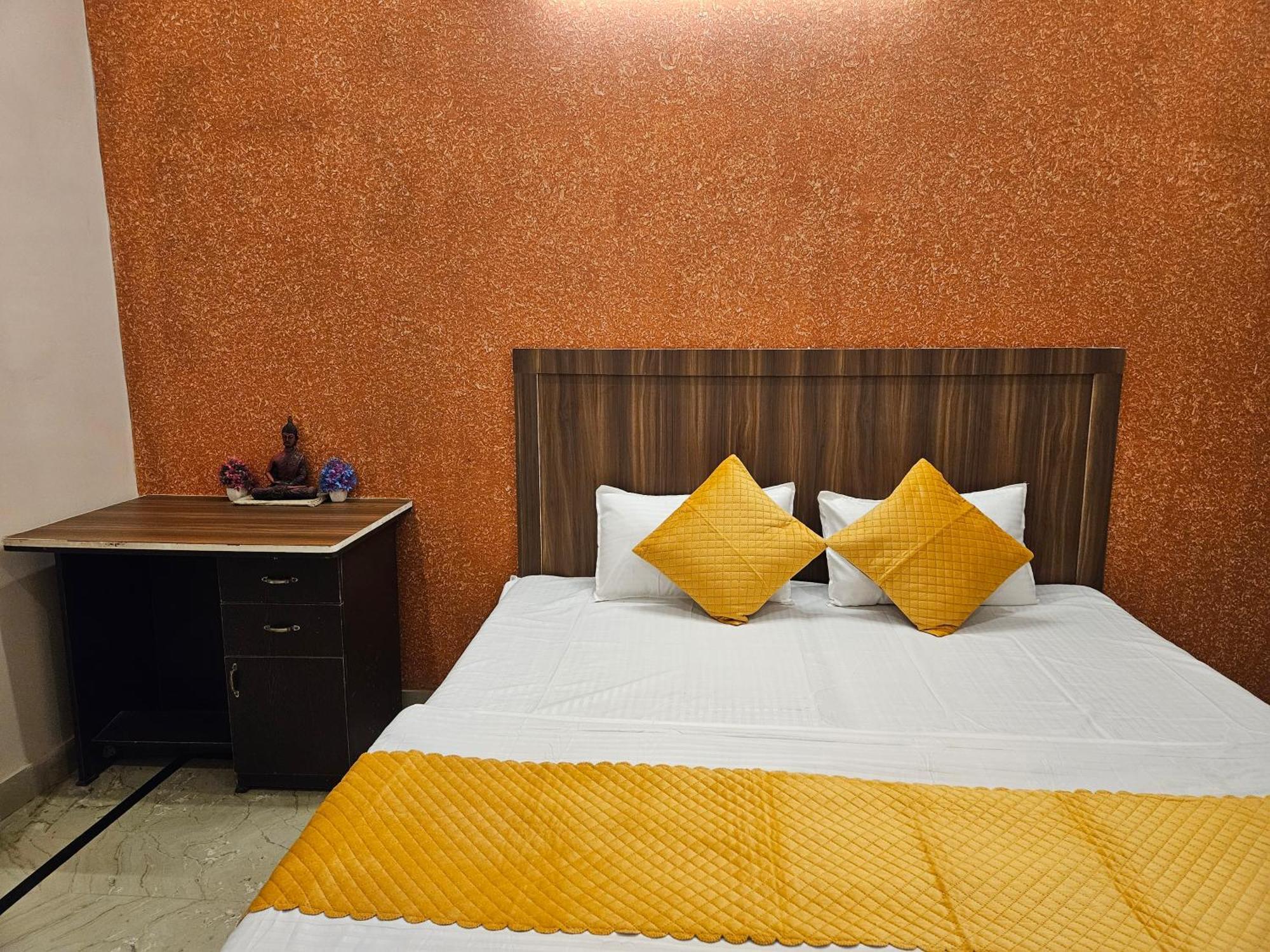 Krishna'S Land Hotell Vrindāvan Exteriör bild