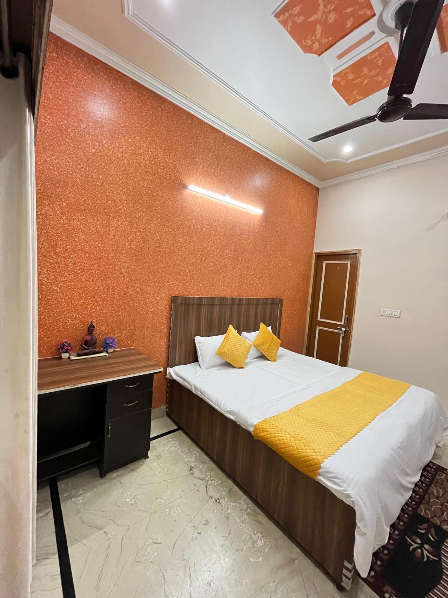 Krishna'S Land Hotell Vrindāvan Exteriör bild
