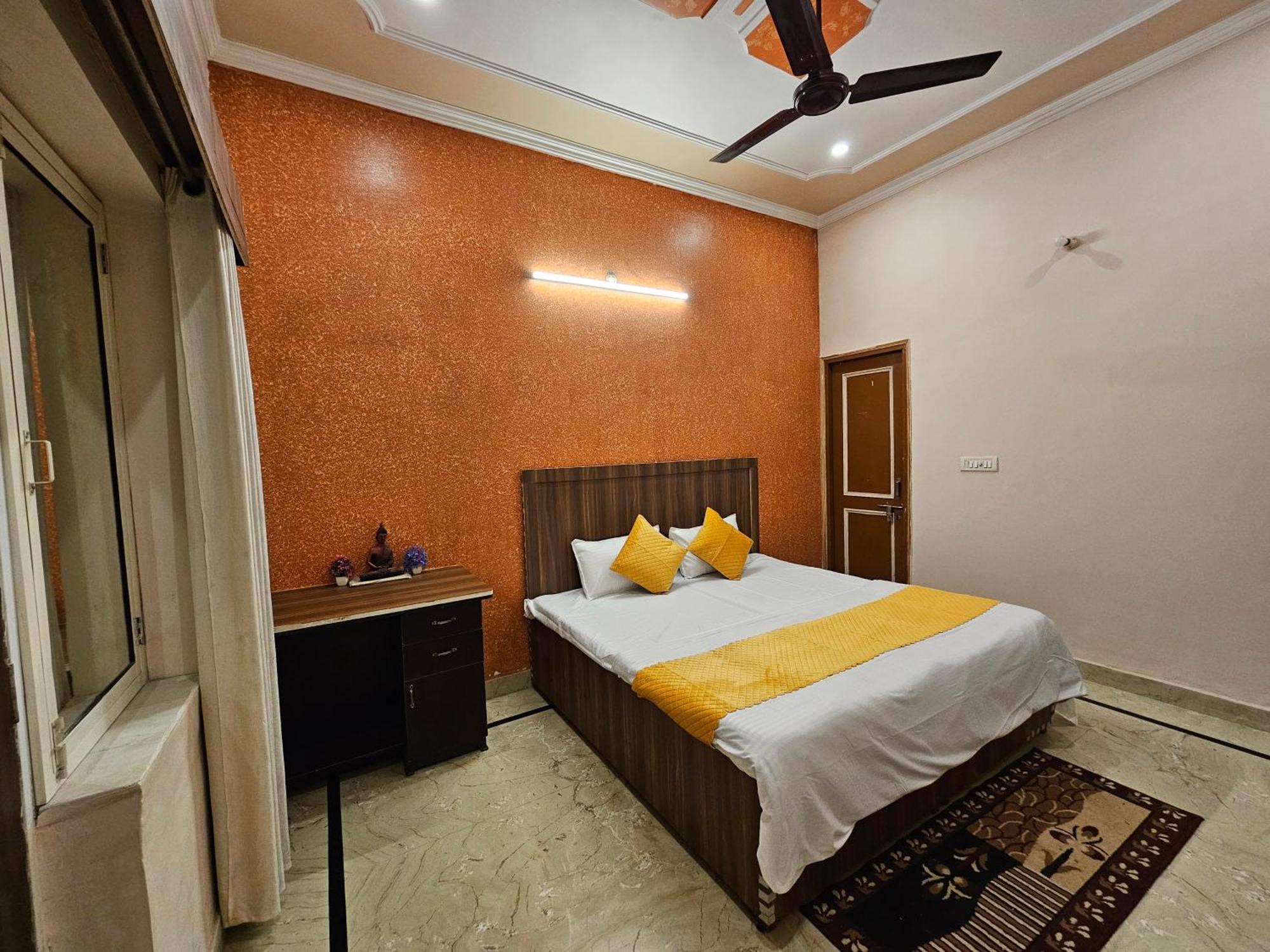 Krishna'S Land Hotell Vrindāvan Exteriör bild