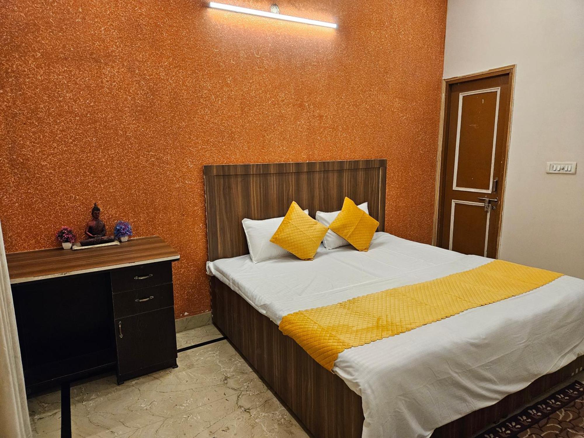 Krishna'S Land Hotell Vrindāvan Exteriör bild