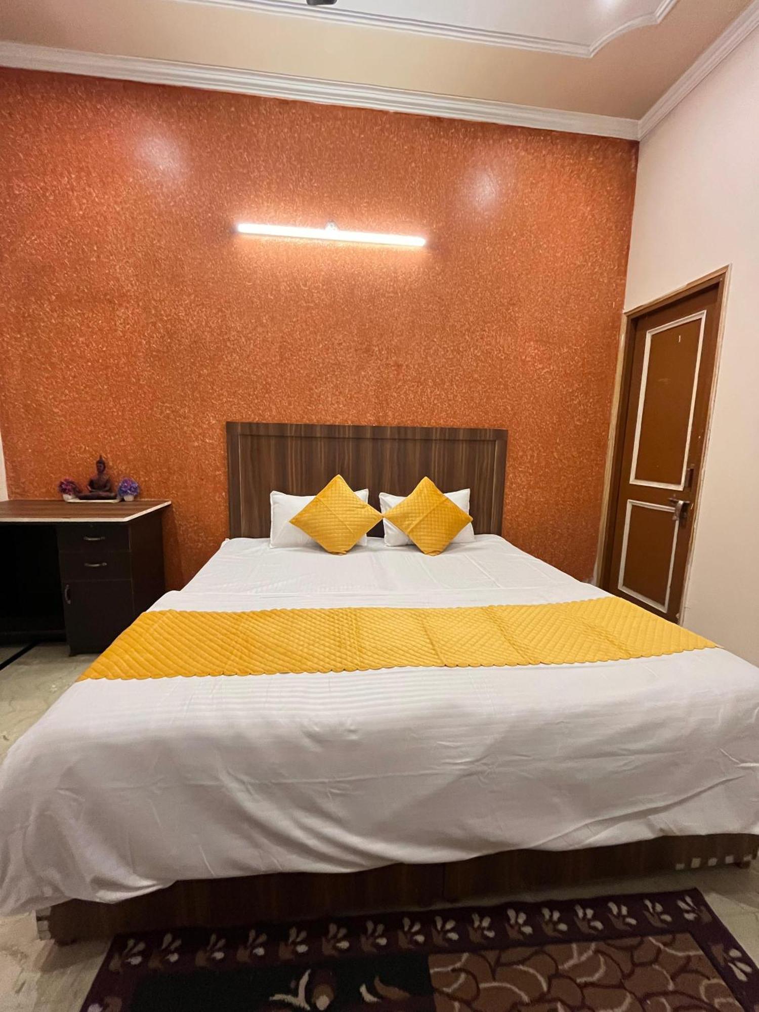 Krishna'S Land Hotell Vrindāvan Exteriör bild