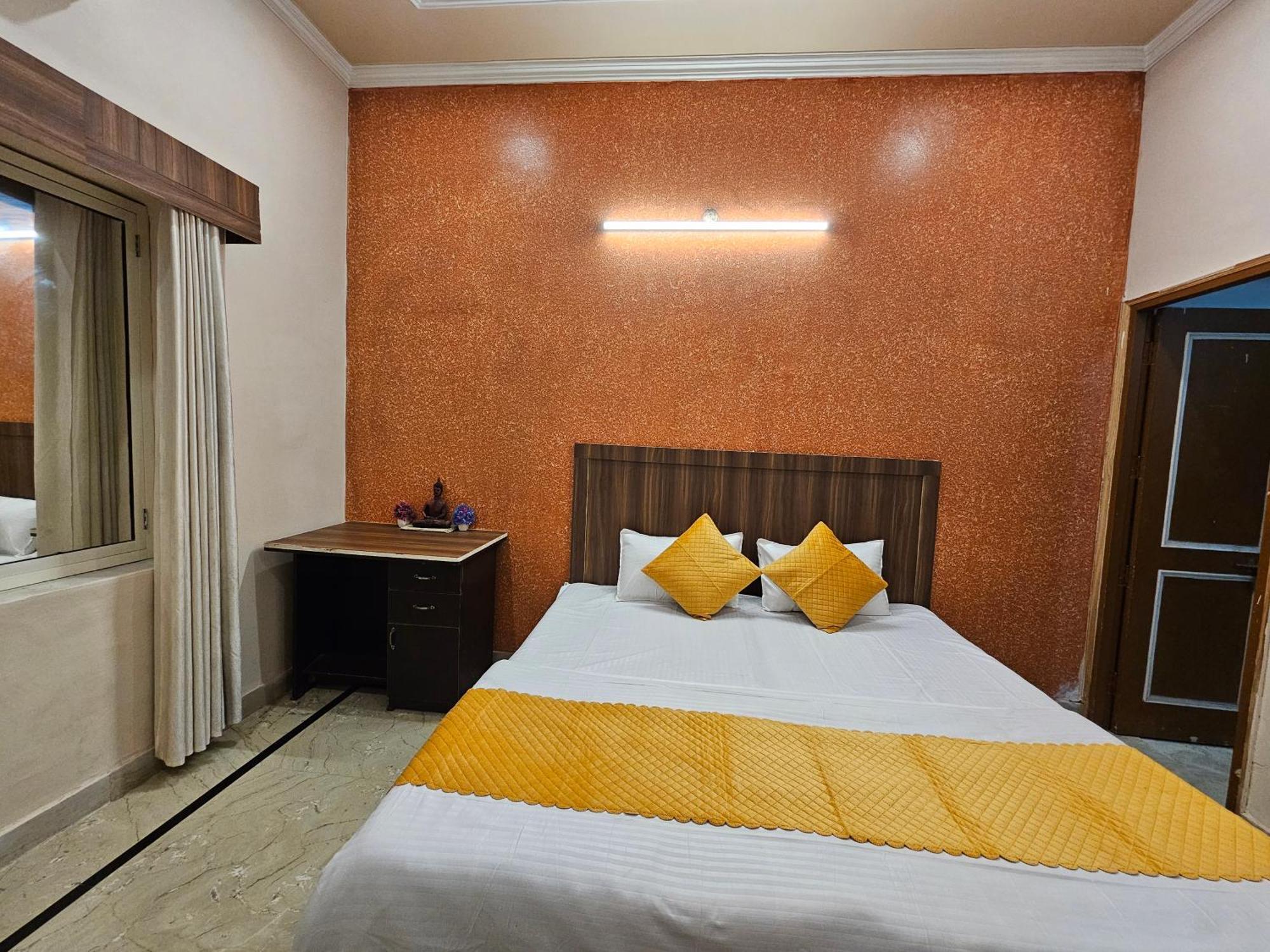 Krishna'S Land Hotell Vrindāvan Exteriör bild
