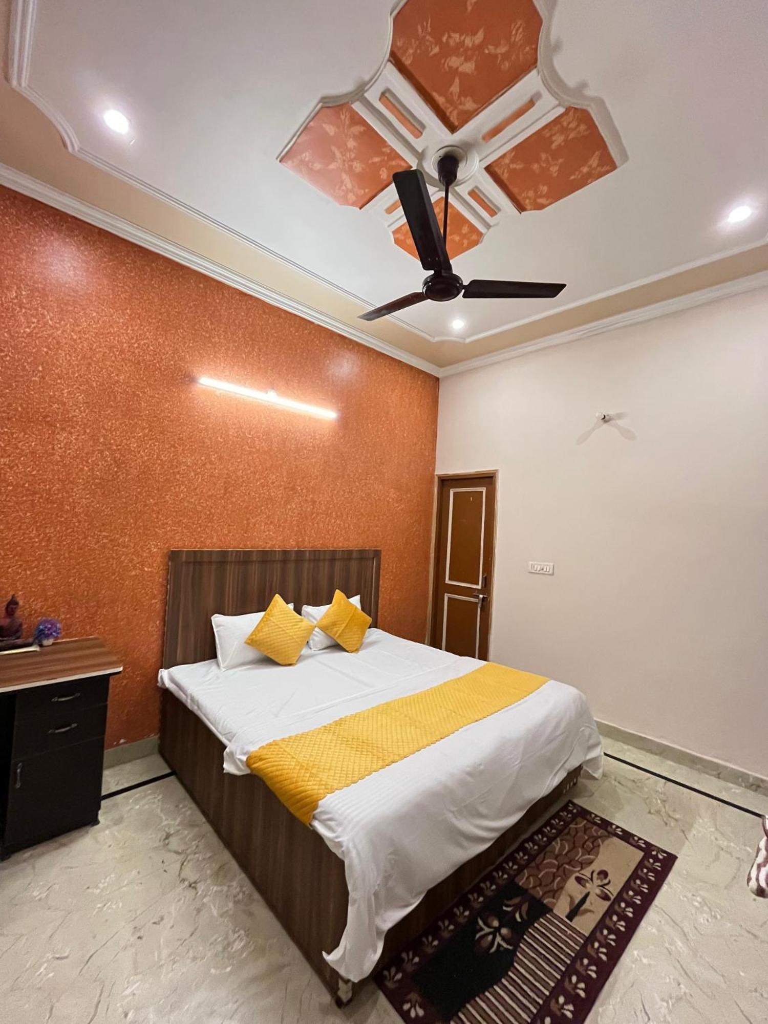 Krishna'S Land Hotell Vrindāvan Exteriör bild